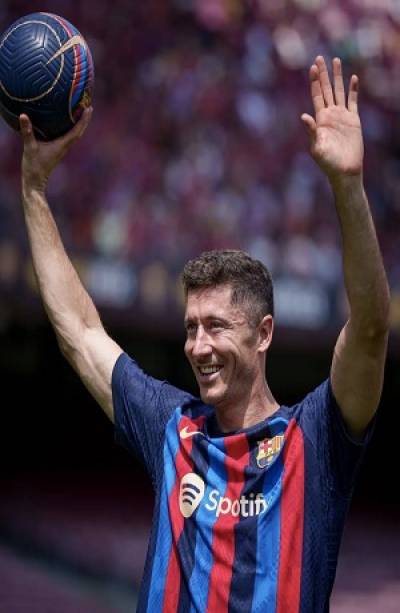 Presentación de Robert Lewandowski con el Barcelona previo a juego ante Pumas