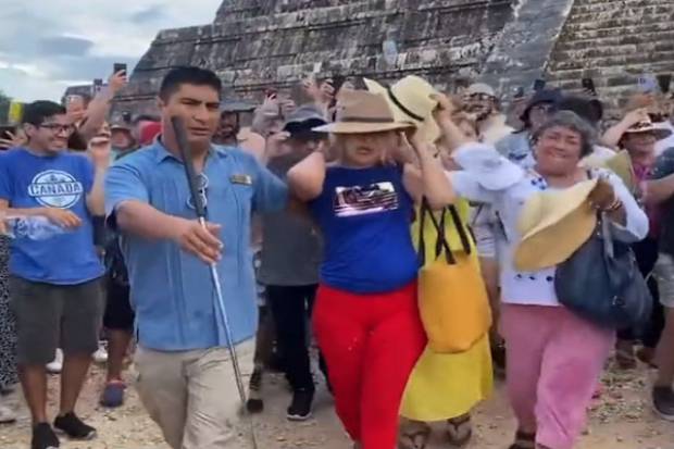 VIDEO: #LadyChichenItza: Mujer viola restricción de subir la pirámide