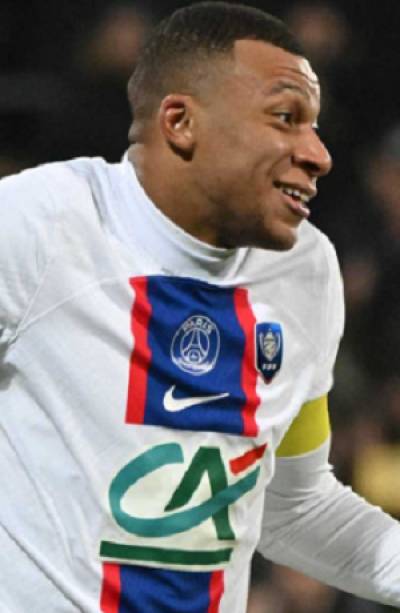 Mbappé anota en cinco ocasiones en goleada 7-0 del PSG al Pays de Cassel