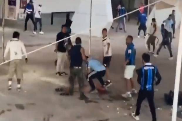 VIDEOS: 22 lesionados deja batalla campal entre aficionados de Querétaro y Atlas