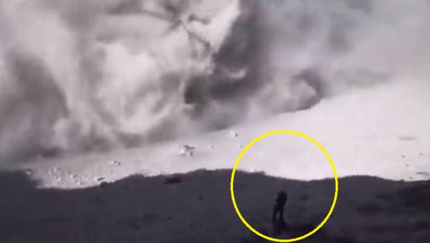 VIDEO: Dos jóvenes se graban en el cráter del Popocatépetl mientras lanza fumarola