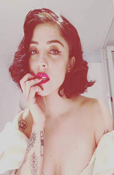 Mon Laferte presumió su primer y sensual tatuaje en...