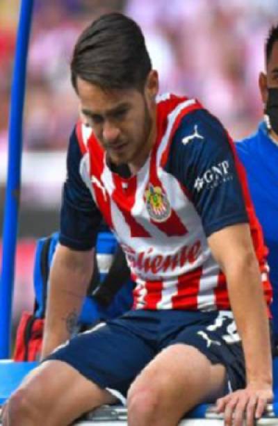 Jesús Angulo, de Chivas, será operado tras fractura de peroné ante Pumas