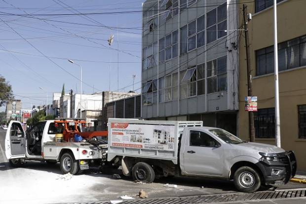 Camioneta colisiona y vuelca en El Carmen en crucero con semáforo descompuesto