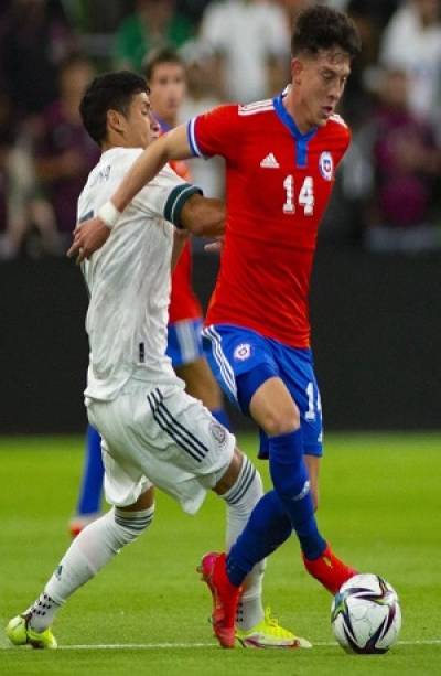 Enfranjado Pablo Parra roba el triunfo a México; empate 2-2 ante Chile