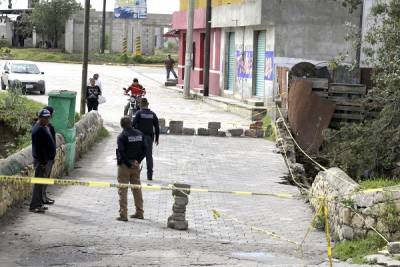 Cierran paso en puente entre Santa María Xonacatepec y San Miguel Espejo