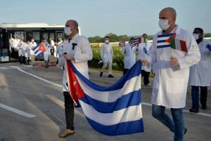 Denuncian abusos contra médicos cubanos en misiones internacionales