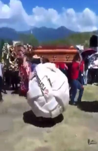 VIDEO: Hombre acude al funeral de su patrón disfrazado de bola de quesillo