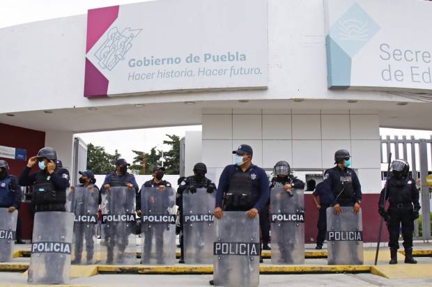 Policías “dispersan” protesta de maestros en la SEP Puebla