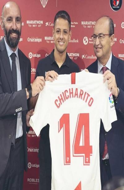 Chicharito fue presentado como nuevo delantero del Sevilla