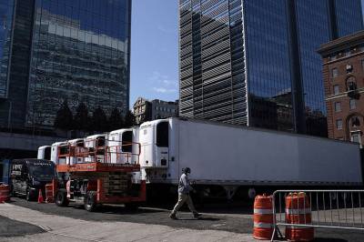 Nueva York “guarda” en camiones frigoríficos cadáveres de COVID-19