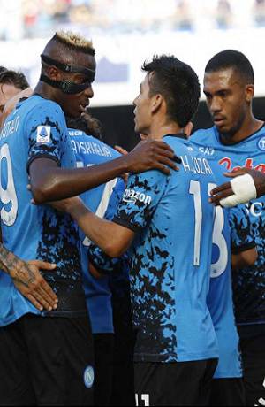 Chucky Lozano y Napoli golearon 4-0 al Sassuolo en la liga italiana