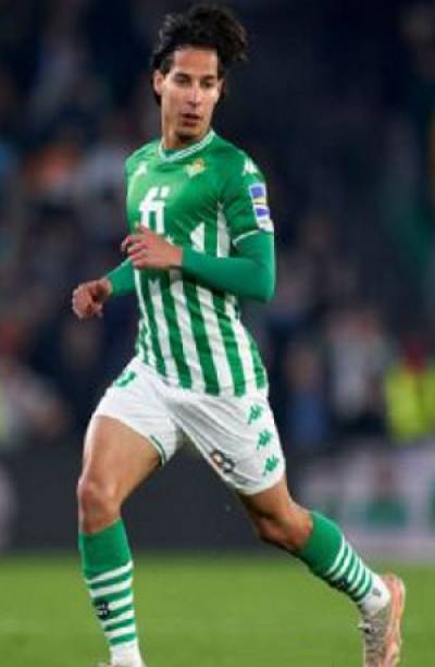 Diego Lainez está molesto por la falta de minutos en el Betis