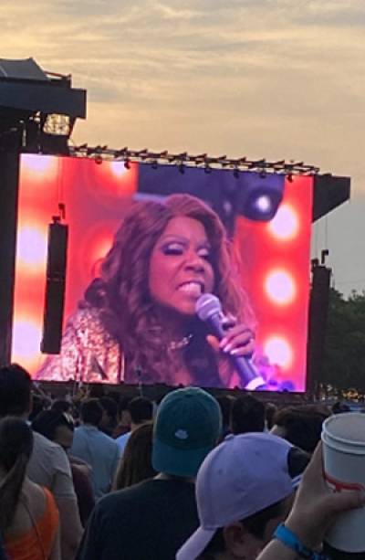 Gloria Gaynor sorprende al cantar en el Tecate Pa´l Norte