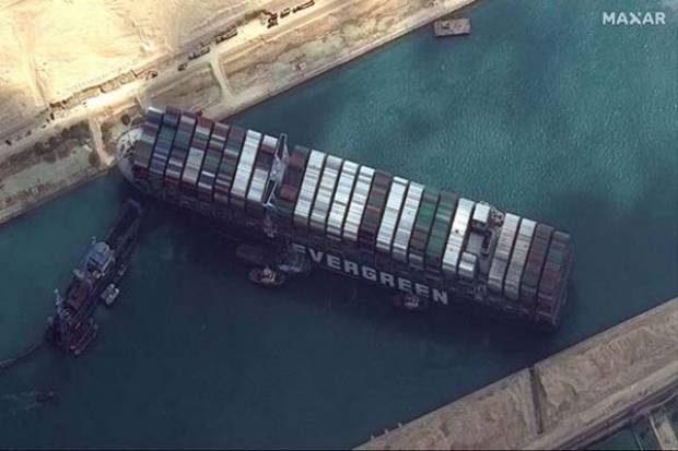 ¿Por qué está bloqueado en canal de Suez y qué opciones hay?