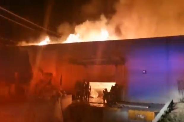 VIDEO: Se registra incendio en empresa de reciclaje en San Baltazar Tetela