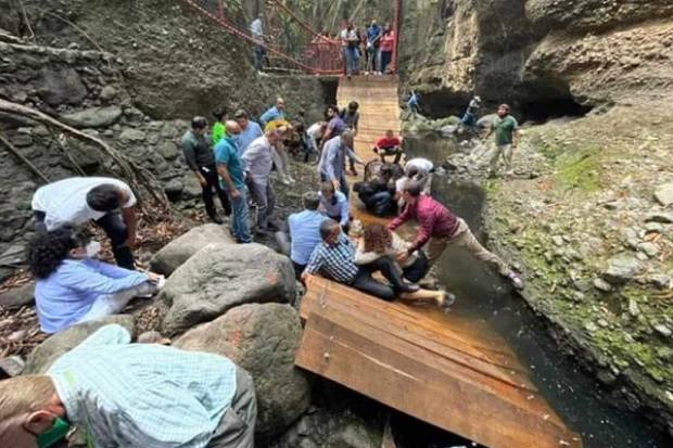 VIDEO: Cae puente colgante en Cuernavaca; hay 25 lesionados