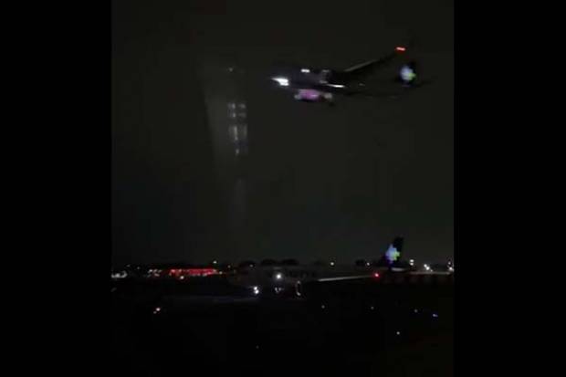 Casi chocan 2 aviones de Volaris en el AICM; cae director de Espacio Aéreo