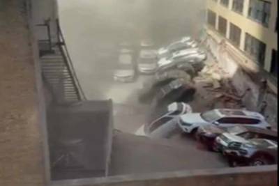 VIDEO: Se desploma estacionamiento de varios niveles en NY; hay al menos un muerto