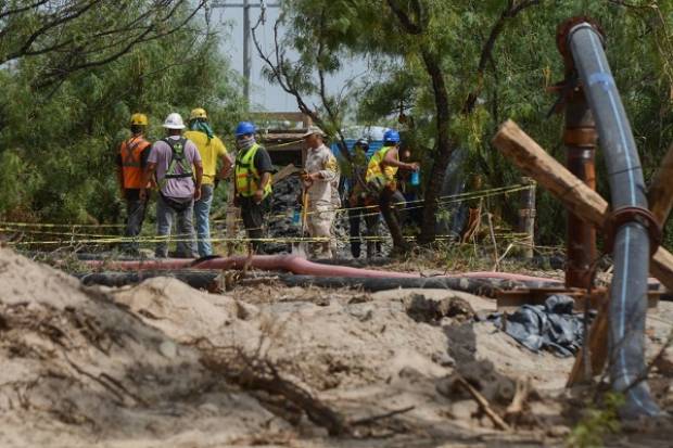 Familias de mineros atrapados en Coahuila aceptan plan de rescate, señala AMLO