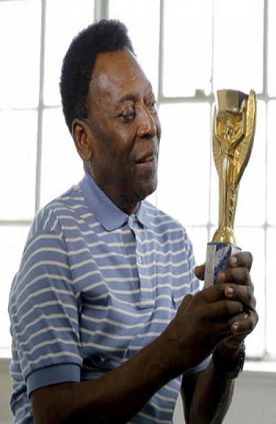 Pelé mejora pero seguirá hospitalizado en Sao Paulo