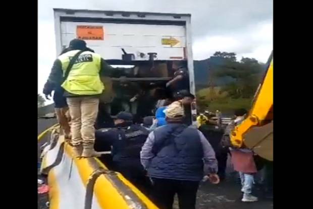 VIDEO: Rescatan a más de 42 migrantes en la autopista Puebla-Orizaba