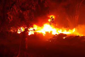 Incendio de lote donde se almacenaban llantas alerta a vecinos de Canoa