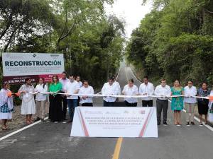 MBH inaugura carretera La Unión-Patla-Chicontla, en beneficio de 24 habitantes de la región