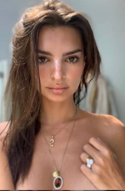 Emily Ratajkowski cautivó con sexy post en redes sociales