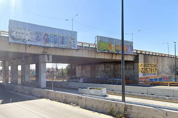 Mujer intenta quitarse la vida arrojándose de un puente al sur de Puebla