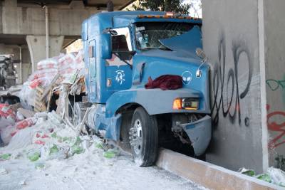 Tráiler se impacta contra muro de concreto en la autopista México-Puebla