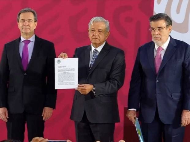 AMLO firma cancelación de la Reforma Educativa