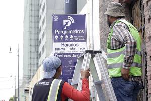 Poblanos odiando Puebla: ahora se roban la señalética de los parquímetros