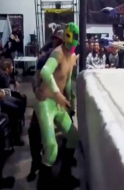 VIDEO: Luchador se vuelve viral al presentarse en el ring con canción infantil