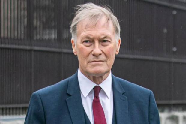 David Amess, legislador británico, es asesinado a puñaladas en acto público