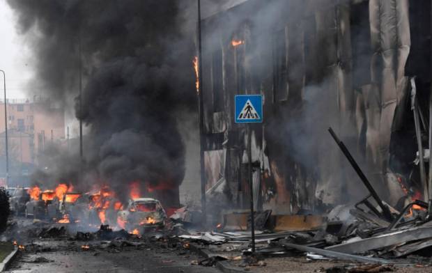 Avión se estrella en edificio de Milán, Italia; hay ocho muertos