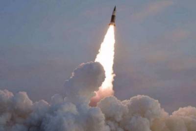 Dispara Corea del Norte cuatro misiles al mar y alerta a Japón