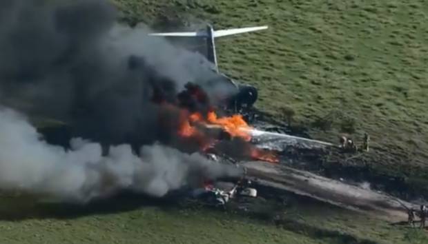 Se salvan 21 personas tras caer e incendiarse una avioneta en Texas