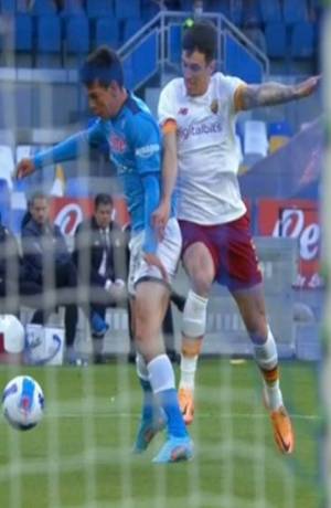 Chucky Lozano provoca penal en el Napoli 1-1 Roma