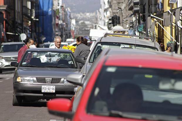 Anuncian operativos contra doble fila en Puebla Capital