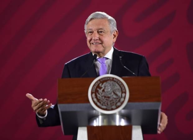 AMLO anuncia que van contra vendedores de huachicol en autopista de Puebla