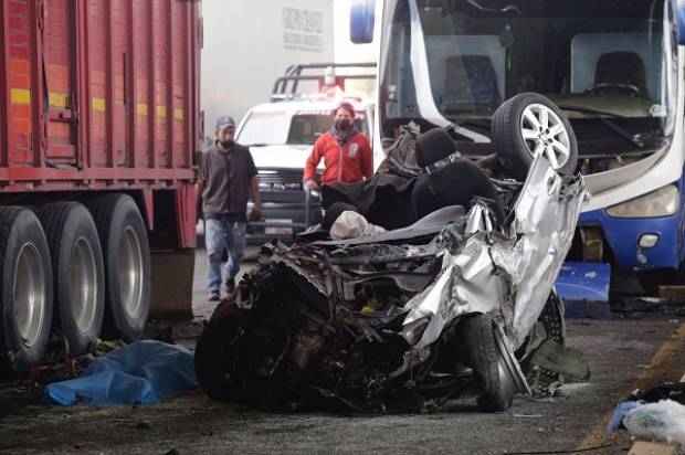 VIDEO: Un muerto y otra persona herida, saldo de colisión en la autopista México-Puebla