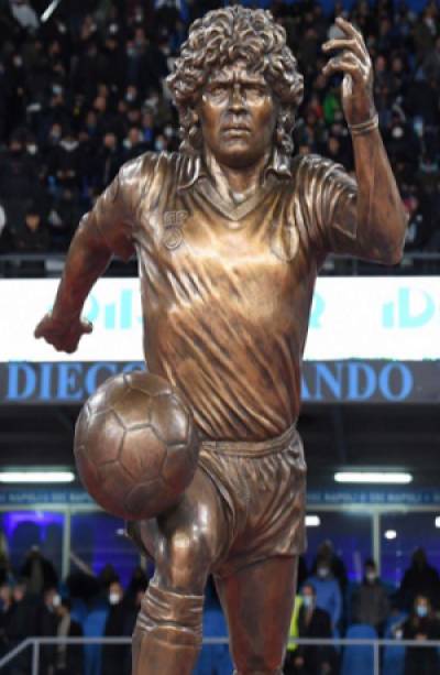 Napoli dedica liderato en la Serie A y estatua a Maradona