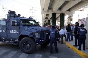 Acusan detenciones arbitrarias en mercado de Amalucan; sigue cerco policíaco