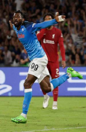 Nápoles, con el Chucky Lozano, golea 4-1 al Liverpool en la Champions