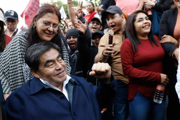 Acude Miguel Barbosa a la Marcha de la Nación convocada por AMLO