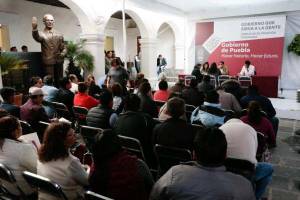 Miguel Barbosa atendió a 60 poblanos en Casa Aguayo; le piden liberación de presos políticos