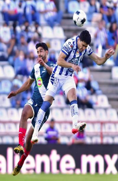 Ni con un jugador de más gana el Club Puebla; cae 0-1 ante Pachuca