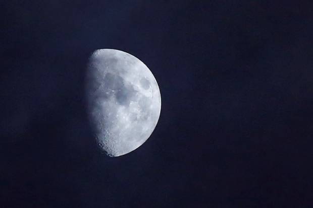 Hay más agua en la Luna de lo que se creía, revelan científicos