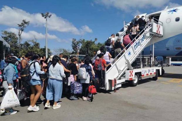 Regresa primer grupo de mexicanos varados en Perú